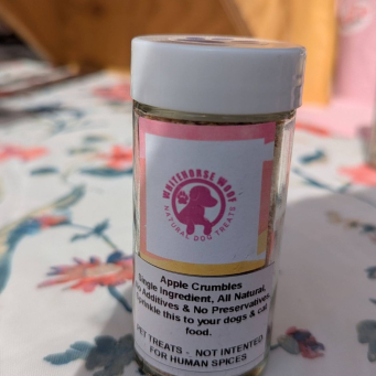 Apple Crumbles Single Ingredient, All Natural No Additives & No preservatives. Sprinkle this to your dogs & cat food.